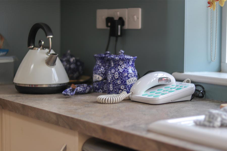Kitchen work surface with MonitorMe phone
